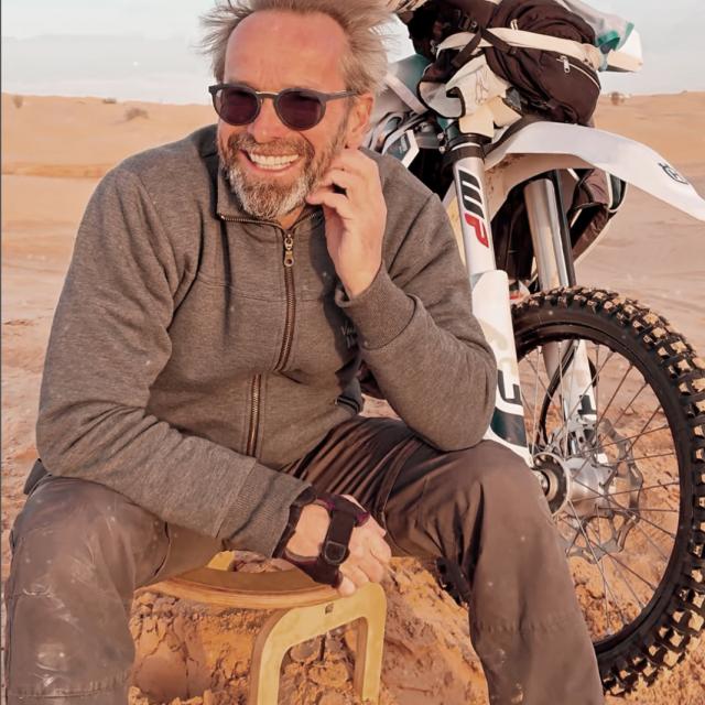 Šedivá mikina se stojáčkem